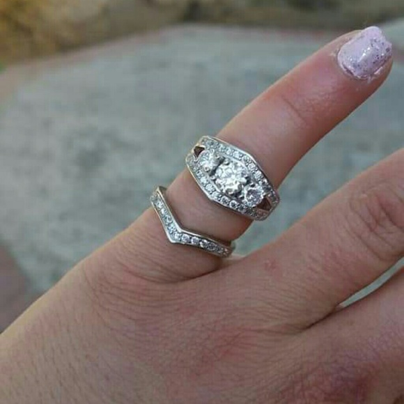 NOT FOR SALE. GIFTED **5⭐ Rated** WEDDING RING SET - Picture 2 of 7